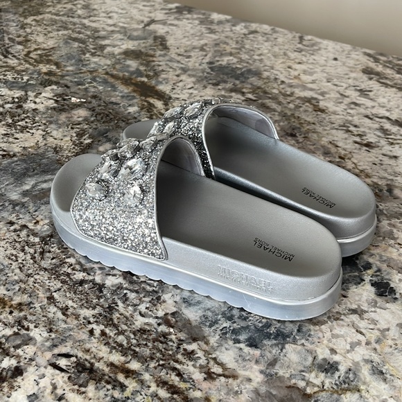 MK slippers, size 9. - Picture 3 of 8